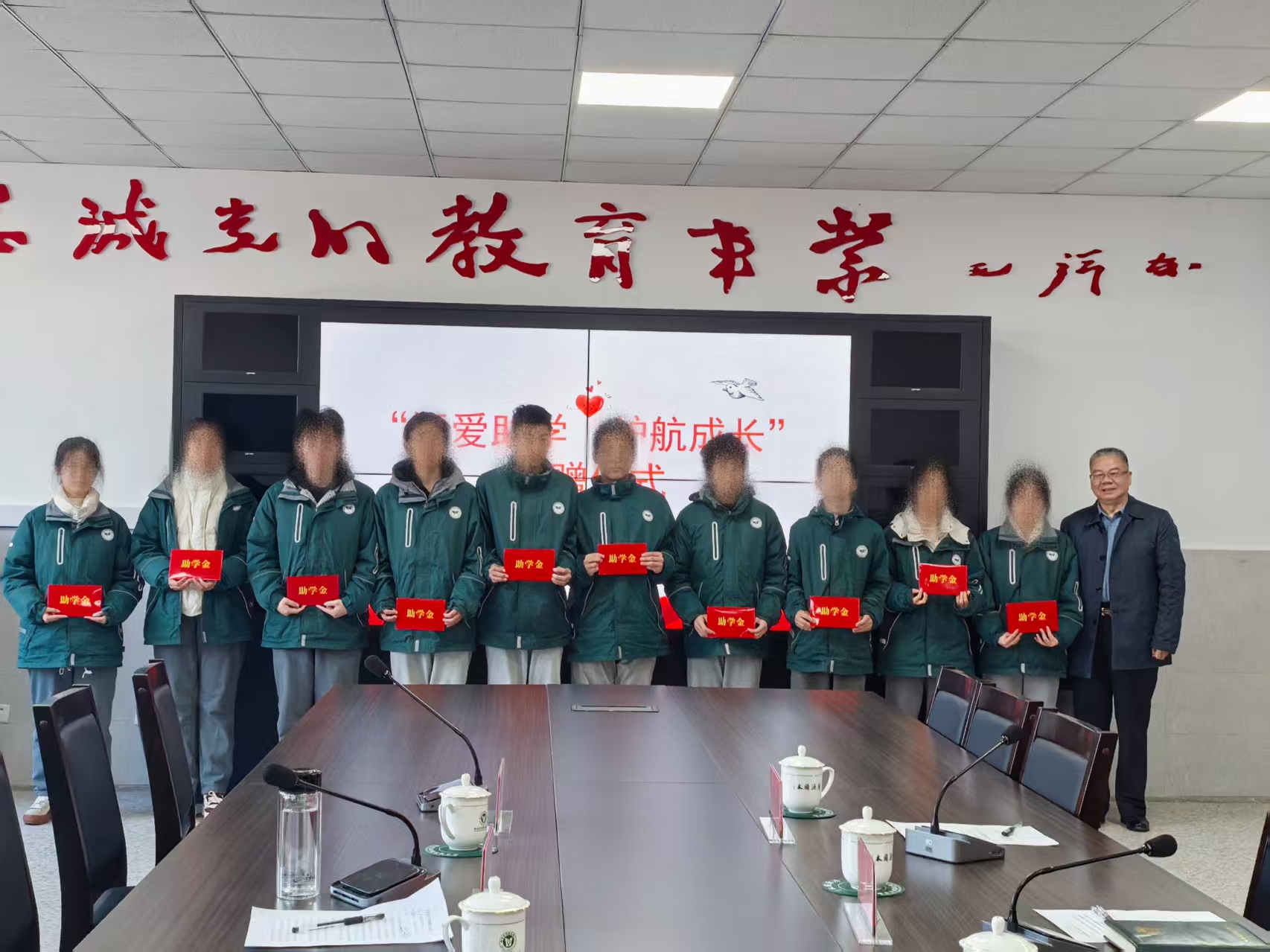 1764837343148364.jpg 2025.12.4刘长威助学发放照片.jpg